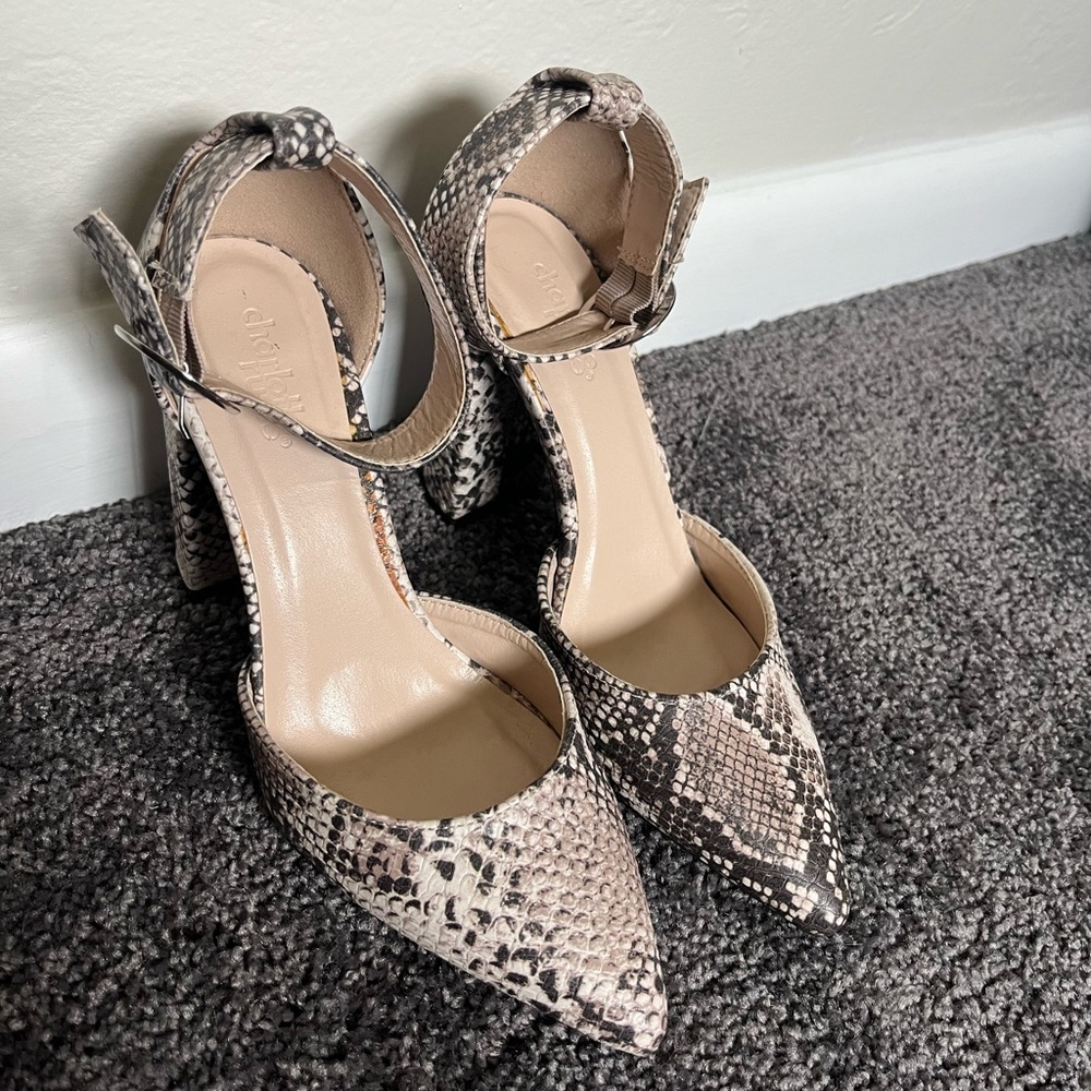 Size 6, snake skin, pointed toe, 3 inch heels